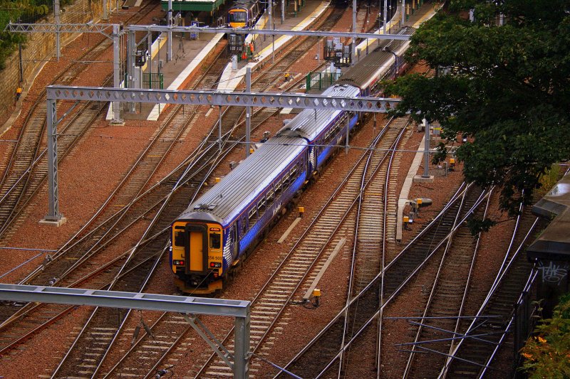 Der Westkopf des Bahnhofs Edinburgh Waverly dient den Linien in Richtung Glasgow und den Firth of Forth. Obwohl die Linie nach Glasgow elektrifiziert ist, fahren nur wenige elektrische Zge ber hier durch, und auch 156 503 im Bild, eines der Triebfahrzeuge im neuen ScotRail-Design, wird Glasgow mir Dieseltraktion mehrheitlich ber elektrifizierte Strecken erreichen. Aufnahme am 5.10.2009. 