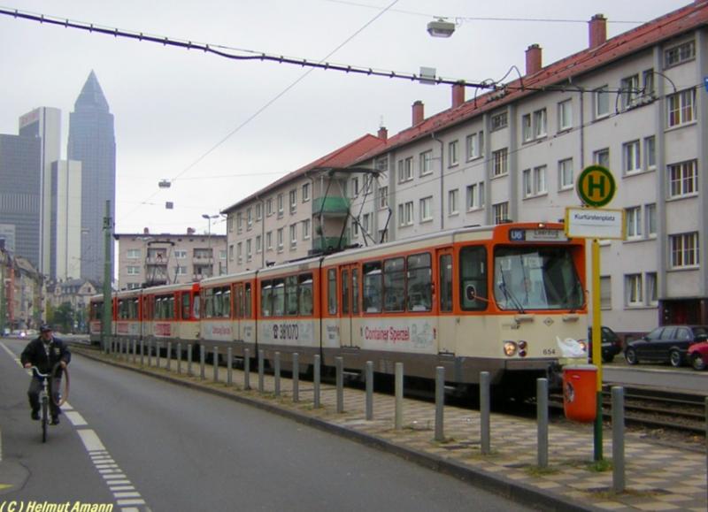 Der Wettergott war am 02.10.2005 bei der Sonderfahrt des
Vereins Historische Straenbahn der Stadt Frankfurt am Main 
den Fotografen leider nicht hold, es war den ganzen Tag stark
bewlkt und ab und an fielen auch einige Regentropfen. So kam
das Fotomotiv an der Haltestelle Kurfrstenplatz mit dem Messeturm
im Hintergrund leider nicht so gut zur Geltung.