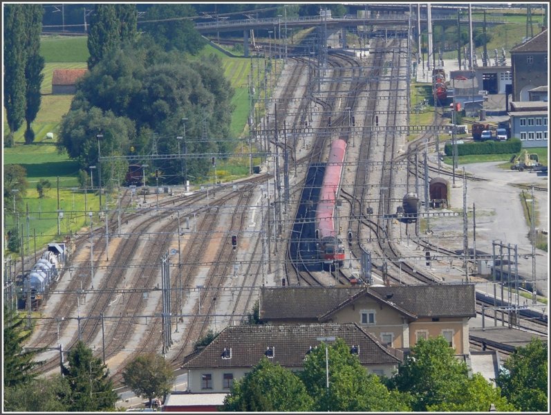 Der wieder mal um 25 Minuten versptete EC Vorarlberg fhrt, von der Schlaufe kommend, in Sargans ein. (27.08.08)