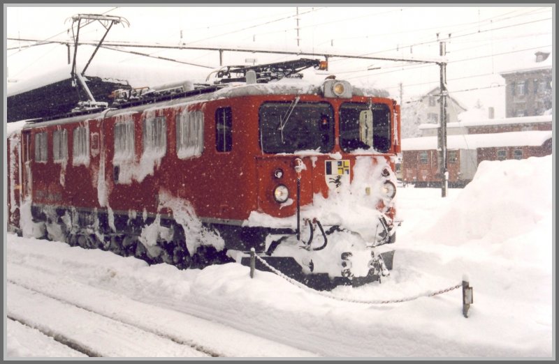 Der Winter im Februar 1998 liess den Bahnhof Chur im Schnee versinken, sodass nicht einmal die Loknummer der Ge 6/6 II erkennbar war. (Archiv 02/98)