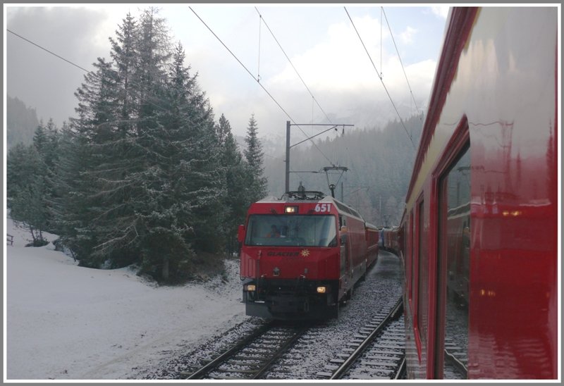 Der Winter gibt sich noch nicht ganz geschlagen. Vor Preda kommt uns RE 1124 mit Ge 4)4 III 651  Fideris  entgegen. (23.04.2009)