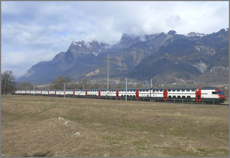 Der Winter hat sich dieses Jahr usserst frh in die Berge zurckgezogen und auf der Rohanschanze spriesst bereits das erste Grn, als ein IC DS Richtung Landquart vorbeisaust. (21.02.2008)