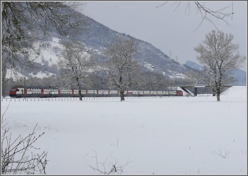 Der Winter ist ber Ostern zurckgekehrt und ich wollte eigentlich den stiebenden Schnee aufnehmen, was aber angesichts der heutigen Erwrmung schon nicht mehr mglich war. IC 561 bei Igis. (26.03.2008)