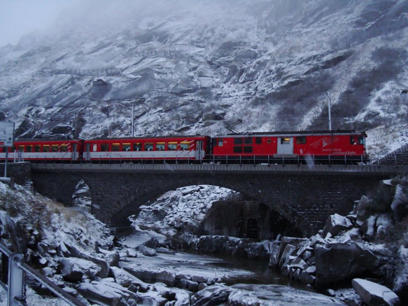 Der Winter ist wieder da!-Und ich auch :-) Am 04.01.2008 zog der Deh 4/4 55 ein Regio nach Gschenen durch die Schlenen-Schlucht.