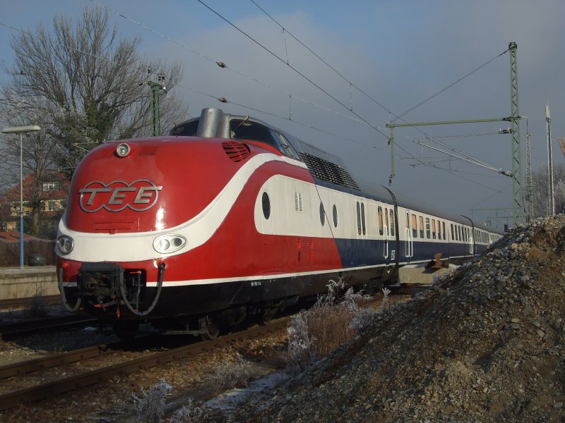 Der wirklich benannte TEE (Trans Europa Express) wurde etwas verndert, die Originalfarbe wurde nur zum viertel des Zuges in Rot lackiert zum ende befindet sich die Aufschrift des BST  
( Blue Star Train ) des Sterne Koch Alfons Schuhbeck.
Aufgenommen am 22.Dezember 2007 in Mnchen Moosach Bhf.
