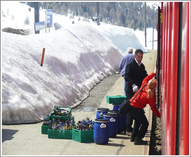 Der Wirt des Bahnhofbuffet in Alp Grm muss mangels Strasse den Zug fr die Abfallentsorgung bentzen. Hier in Bernina Diavolezza befindet sich der nchste Parkplatz und mit Hilfe des Lokfhrers und der Schaffnerin sind die Altoelfsser und die leeren Flaschen schnell entladen. (23.04.2009)