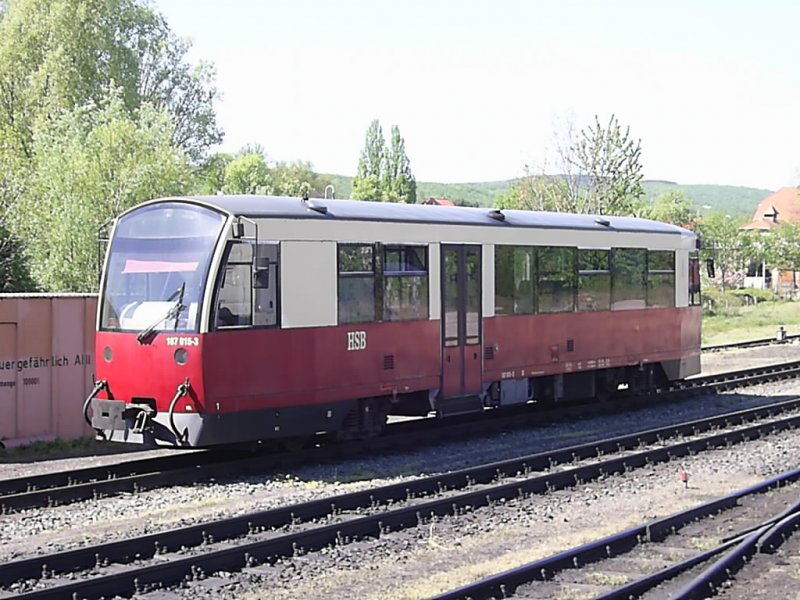 Der  Wittenberger  Triebwagen 187 015 stand am 29.04.07 abgestellt vor dem Lokschuppen in Gernrode.