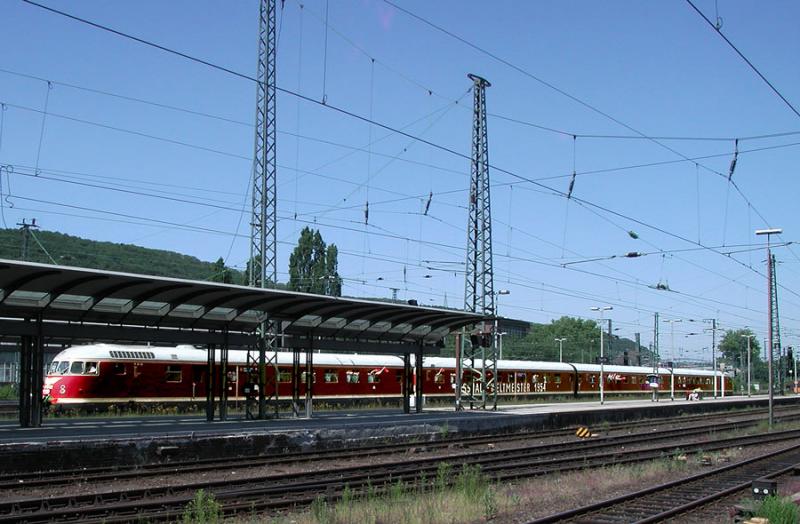 Der WM-Vt 08 bei der Einfahrt in Hagen Hbf.
Stand leider auf einem fr die Aufnahme, ungnstigen Bahnsteig (Gl.1)da der Zug unerwartet, fast eine Stunde vor Plan eintraf.
Aufn. 11.Jun.2006