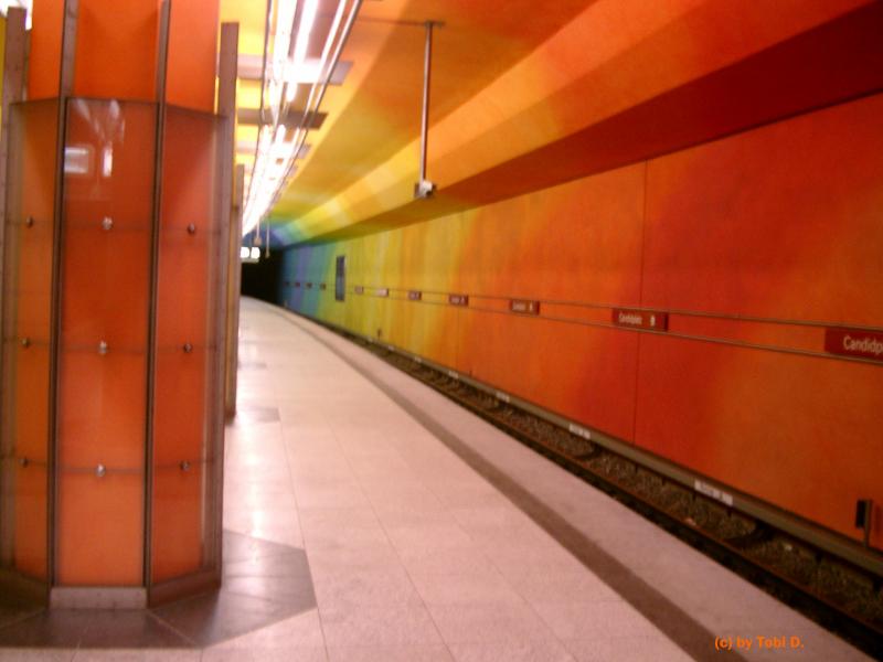 Der wohl farbenfrohste Bahnhof in der Mnchener  Unterwelt . Bahnhof  Candidplatz , auf der Strecke der U1  Mangfallplatz-OEZ .