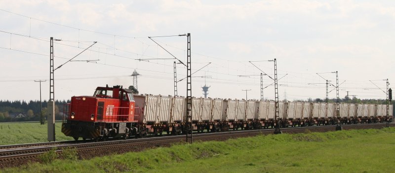 Der wohl zuverl�ssigste G�terzug auf der KBS 700 ist der AVG M�llzug nach Mannheim, zur Friesenheimer Insel. Zwischen 17 und 17:15 legt er sich Tag f�r Tag in den Bogen der KBS 700 zwischen Neulu�heim und Wagh�usel und zieht seinen angeh�ngten Abfall Richtung Mannheim. Leider kommt der Zug dadurch auch immer wieder im Gegenlicht...