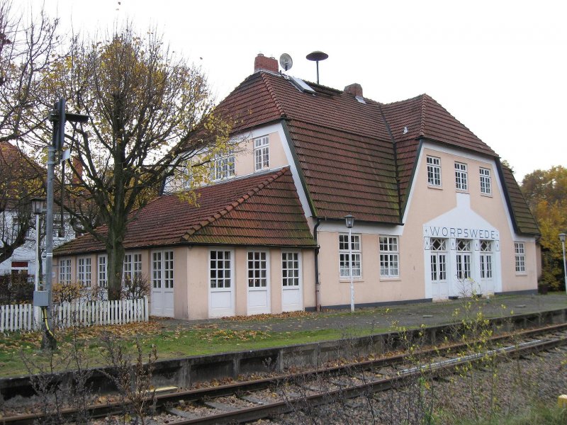 Der Worpsweder Bahnhof an der Strecke der ehemaligen BOE (Bremervrde-Osterholzer-Eisenbahn). Architekt war der Worpsweder Jugendstilknstler Heinrich Vogeler.