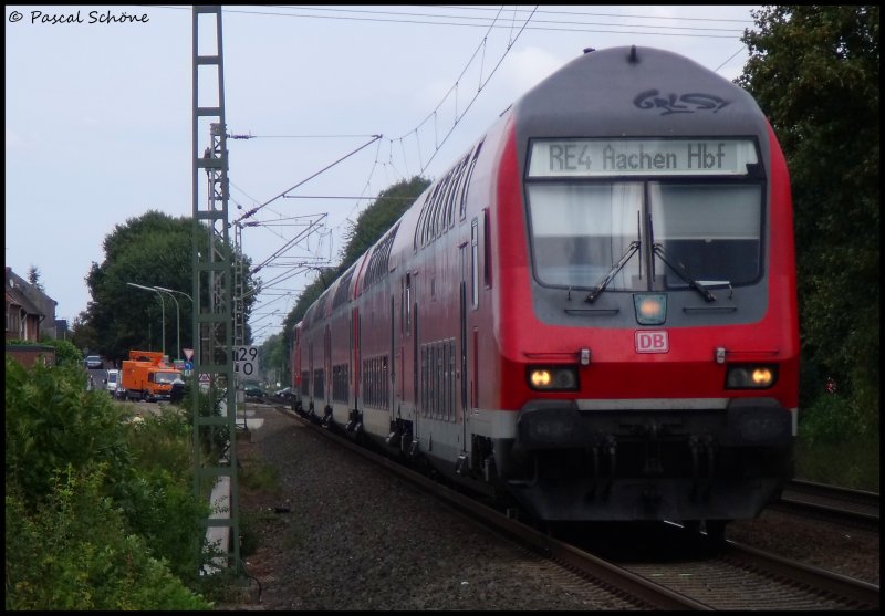 Der Wupper Express (RE4) auf dem Weg nach Aachen von Dortmund kommend.
Aufgenommen wurde das Foto an der ehem. AAnrufschranke zwischen Geilenkirchen und Sggerath.