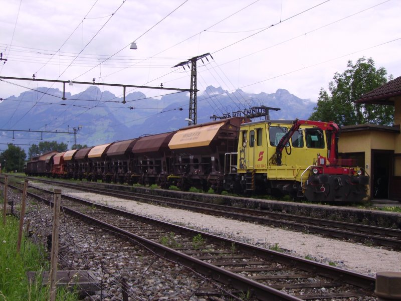 Der X 629 004 wartet zusammen mit 6 Fcs-Wagen (Beladen mit Schotter) und 2 4-Achs Schotterwagen in Nendeln FL auf seinen nchsten Einsatz. 
Nendeln FL 17.08.07