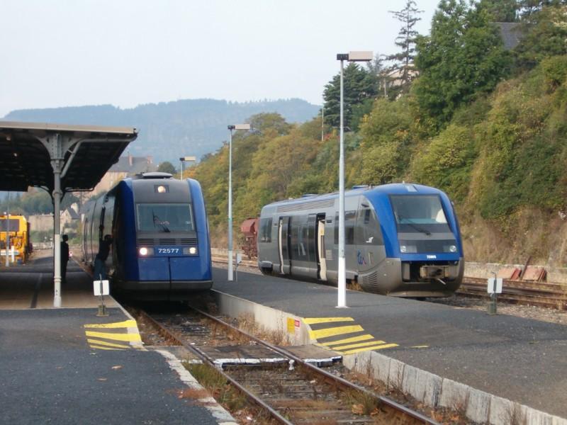 Der X 72500 (links) ist soeben aus Bziers-Montpellier-Nmes-Als angekommen und wird in einigen Minuten wieder zurckkehren.
Diese Verbindung wurde mittlerweile in Als gekappt, allerdings mit jeweiligem guten Anschluss der meistend mit einem X 73500 (ein Zug wie jener rechts im Bild) gefhrt wird.