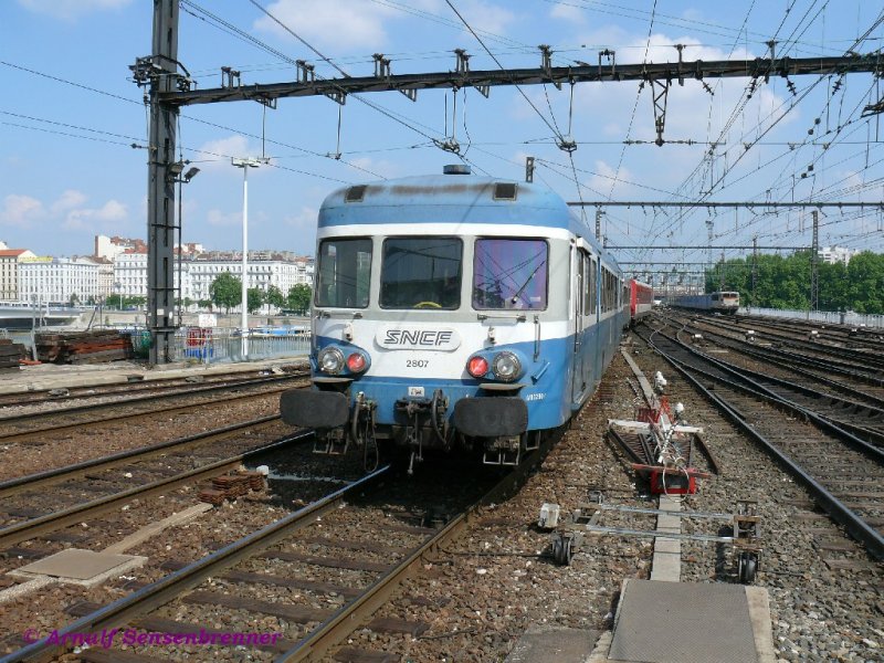Der X2807 am Schlu des vom X2816 gefhrten Zuges, bei der Fahrt ber die Rhne. Die Triebwagen verkehren in Doppeltraktion mit Einheits-Beiwagen dazwischen. Rechts ein von der BB25624 gefhrter Wendezug.

08.06.2007  Lyon-Perrache 