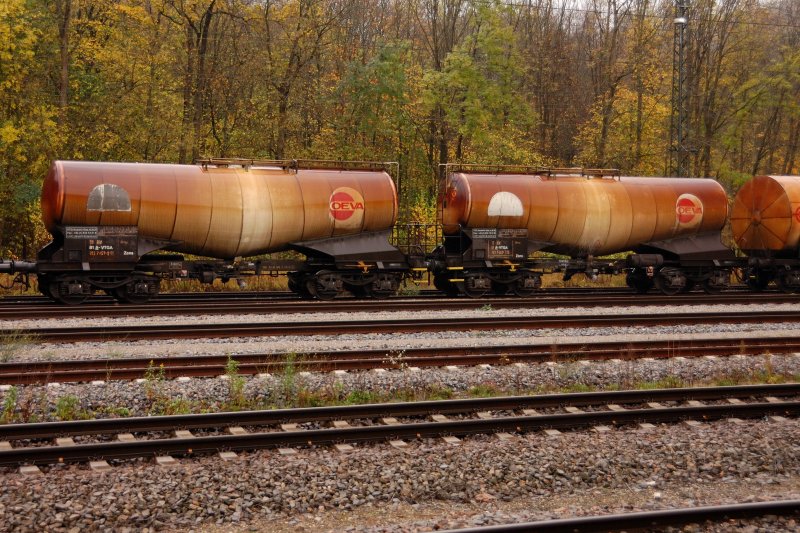 Der Zahn der Zeit... nagt auch an diesen an der KBS 980 abgestellten OEVA-Kesselwagen. (24.10.2008).