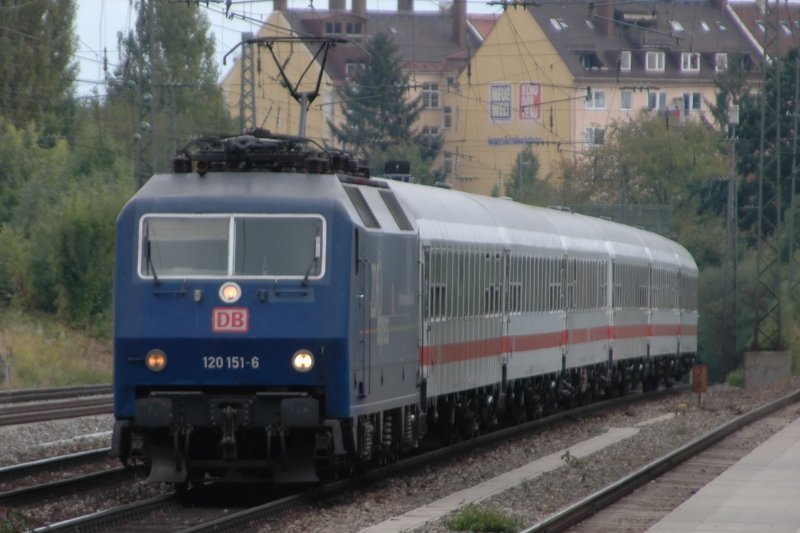 Der ZDF-Express (120 151) am 21.09.08 mit einem Sonderzug aus Mnchen Ost am Heimeranplatz