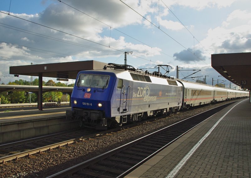  Der ZDF express  alias 120 151-6 mit einem Ersatz IC nach Berlin Sdkreuz bei ihrer Abfahrt aus Gttingen. Aufgenommen am 18.10.2009.