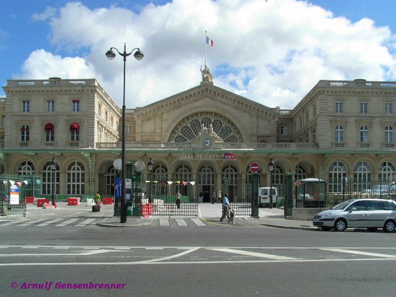 Der zentrale, historisch interessante Eingangsbereich des Pariser Ostbahnhofs.Der Gare de l’Est wurde 1849 erffnet. 1854, 1885, 1900 und 1931 wurde er jeweils erweitert und umgebaut.
Am 4. Oktober 1883 war der Gare de l’Est Schauplatz der Abfahrt des ersten Orient-Express mit dem Ziel Konstantinopel.
23.06.2007
