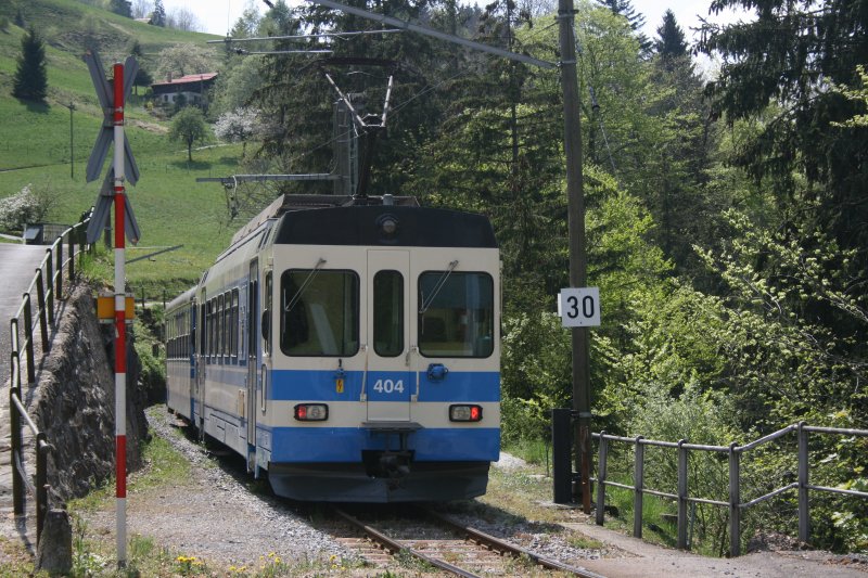 Der Zug 455 (Les Diablarets - Aigle) mit BDe 4/4 404 verlsst gerade die Abzweigestation Les Planches in Richtung Aigle. Aufnahme vom 25.4.2007. 