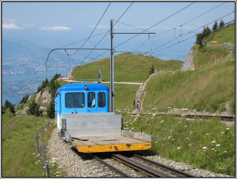 Der Zug von Arth-Goldau zur Rigi Kulm, der auf dem vorherigen Bild noch weiter unten unterwegs war, hat jetzt fast die Endstation erreicht. Er schiebt einen leeren Wagen fr Versorgungsgter vor sich her. (20.07.2007)