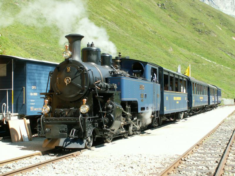 Der Zug ist auf der Furka-Station,kurz vor dem
Scheiteltunnel,angelangt.(2163m .M.) Hier wird ein kurzer Halt eingelegt.Furka-Station 14.07.05