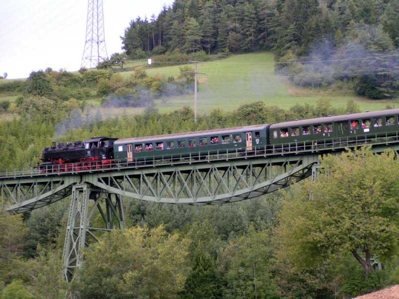 Der Zug beim �berqueren des Biesenbach Viadukts. Das Foto wurde am Bahnhof Epfenhofen aufgenommen. 19.08.06