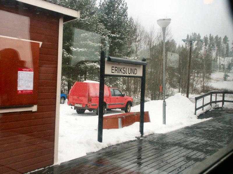 Der Zug fhrt durch den  Bahnhof  Erikslund