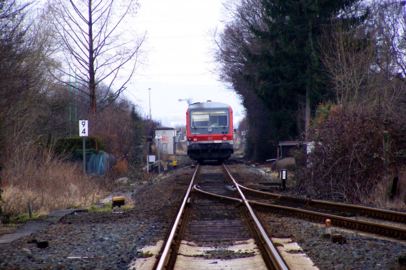 Der Zug fhrt in richtung Gieen. Die stelle ist ein bahnbergang.Also ungefhrlich. ich habe ihn mittels 200mm Teleobjektiv herangeholt.