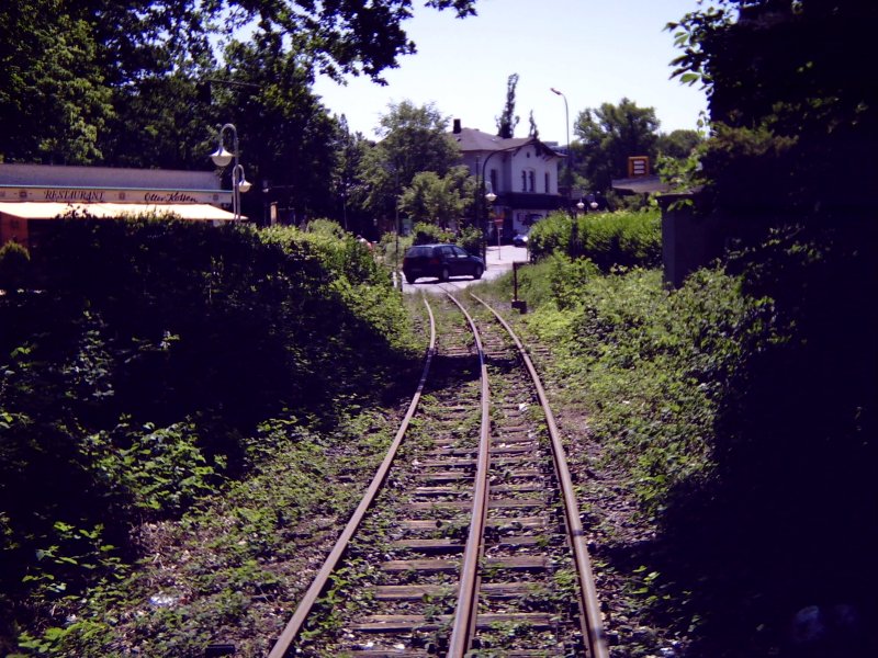 Der Zug hat den Bahnbergang passiert. Der Zug fhrt auf einem Dreischienegleis (600 mm). Dort kann man auch mit Normalspurdraisinen nach Ltjenburg fahren.