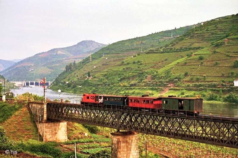 Der Zug, der mit Lok 9030 an der Spitze den Rio Corgo bei Rgua berquert, ist kein Sonderzug fr Bahn-Nostalgiker, sondern der planmige Personenzug nach Chaves (10. Mai 1988). Seit 1990 enden die Zge in Vila Real.