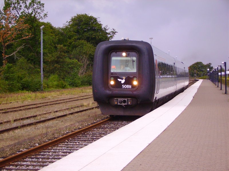 Der Zug nach Frederikshavn verlsst Hjring. 15.08.07