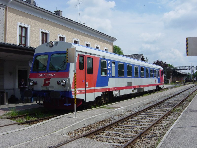 Der Zug nach Schrding besteht aus ein Triebzug der Baureihe 5047. Hier steht er in Ried im Innkreis und fhrt in 20 Minuten ab. 