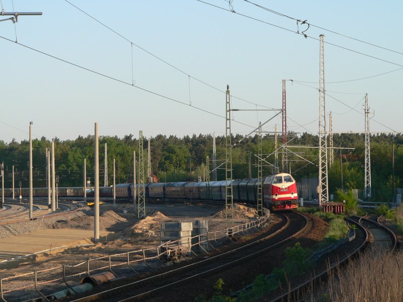 Der Zug nach Wolsztyn trifft in Erkner ein. Er ist in Berlin-Sch�neweide gestartet und f�hrt zur Dampflokparade. Wegen hoher Waldbrandgefahr konnten die anreisenden Sonderz�ge nicht mit Dampfloks bespannt werden, mit Ausnahme des aus Chemnitz kommenden Zuges mit der �lgefeuerten 18 201. 2.5.2009