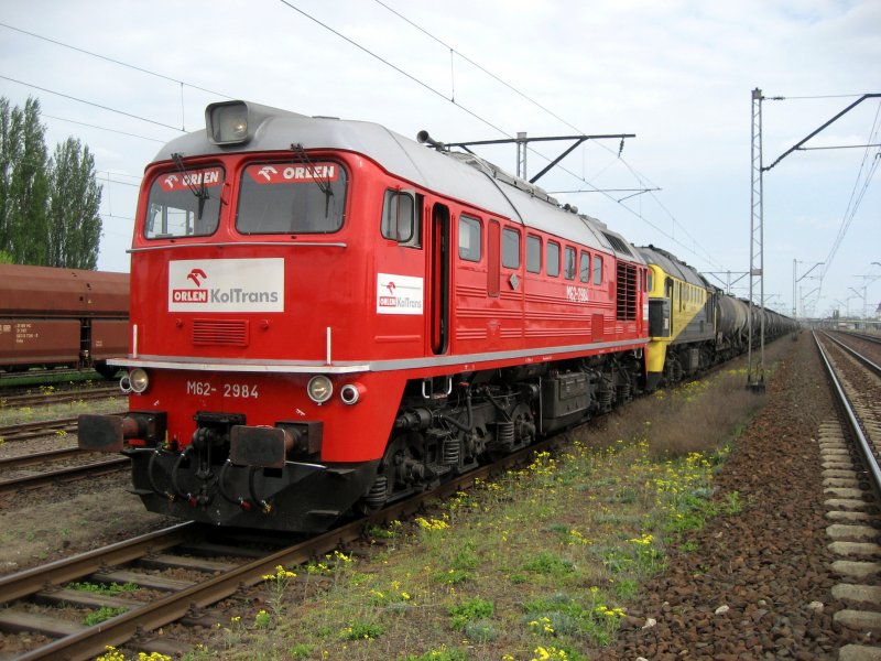 Der Zug Nr.182866|7 nach Świnoujście am 04.05.2009 in Konin. 36 Stck von Kesselwagen ,wiegen 2548 Tonen , sind 464 m lang. Zwei Loks M62 : 2984 und 1331. Von Płock bis Kutno M62-1331 war am Ende des Zuges. Wir mssen sehr oft stehenbleiben , weil neben Schnellzge fahren.