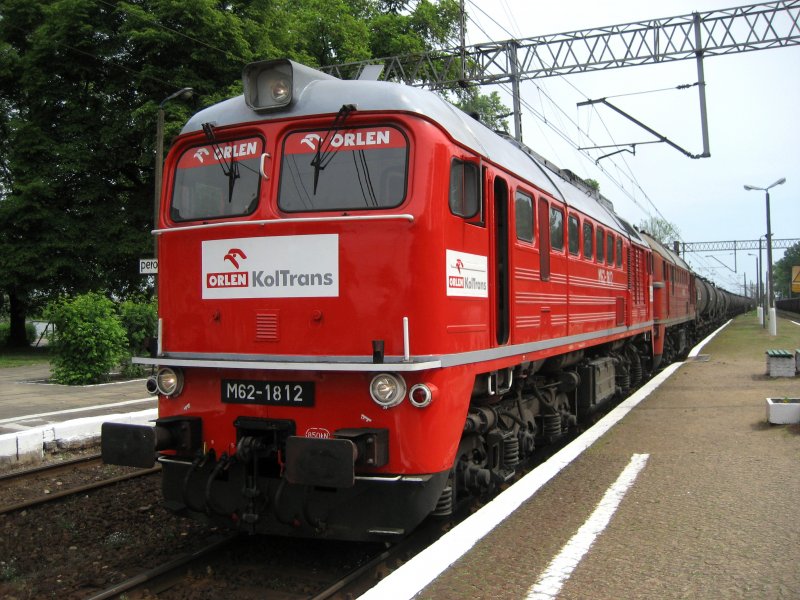 Der Zug Nr.182876 nach Świnoujście. Als erste steht Lok M62-1812. Weiter M62-295 und 37 Thermoswagen mit schwerem Heizl (Mazout) 1623 To. netto, 2611 To. brutto. Im Hafen wartet schon einen Tankschiff auf drei solche Transporte. Wronki 21.05.2009.