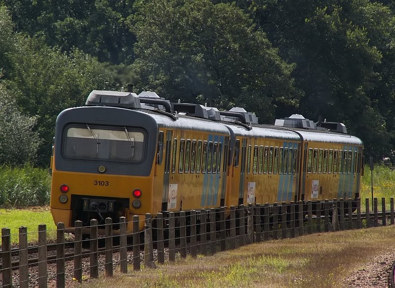 Der Zug Richtung Roermond verlsst den Bahnhof Venlo. Dieser Nachschuss zeigt den Wagen 3103. Das Foto stammt vom 25.07.2007