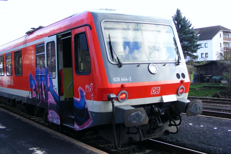 Der Zug steht im Bahnhof Groen-Buseck. Das Bild ist am 7.12.2008 aufgenommen. Der 628 ist wie zu sehen vollgeschmiert.