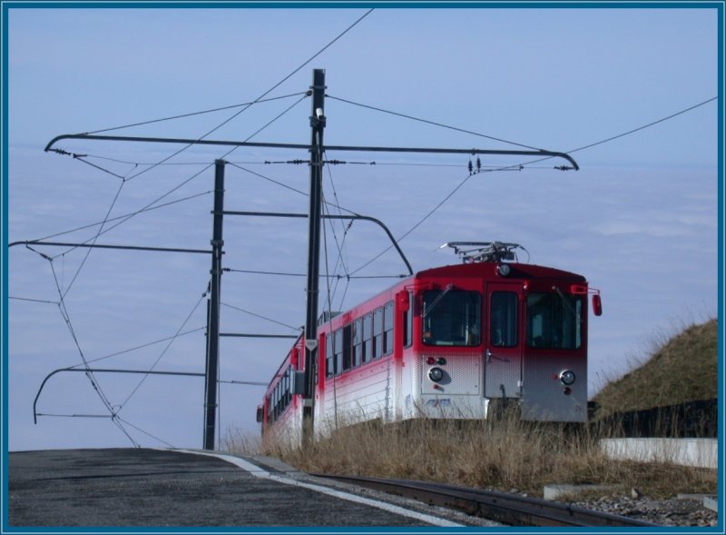 Der Zug der VRB taucht hinunter ins Nebelmeer. Rigi Kulm 10.11.2006