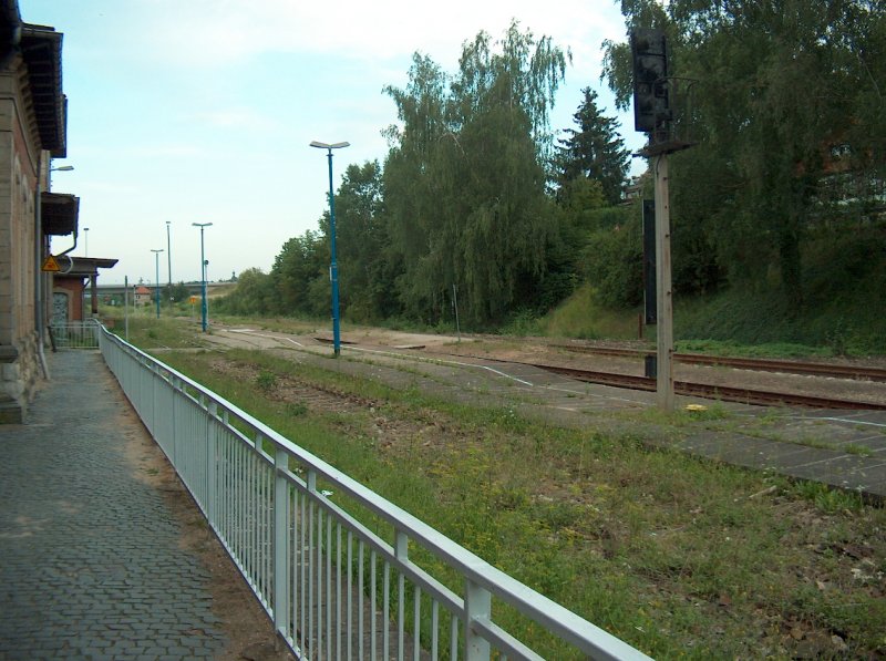 Der Zugang zu den Bahnsteigen und die Bahnsteige am 26.07.2007 in Freyburg.