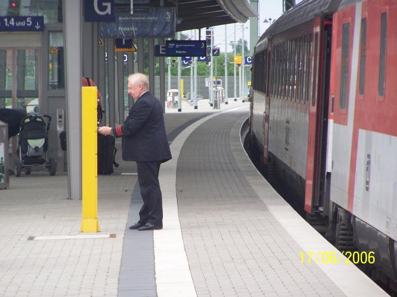 Der Zugbegleiter des EC 179 von Hamburg nach Prag bettigt im Bahnhof Wittenberge gerade die ZP9-Freigabe, damit der Zug weiter pnktlich Richtung Berlin fahren kann.