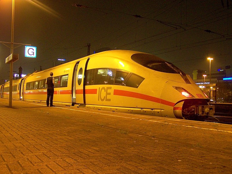 Der Zugbegleiter wartet neben seinem ICE3 am abend des 04.10.07 auf die Abfahrtsziet in Dortmund Hbf.