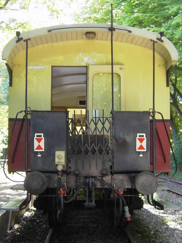 Der Zugschluss. Das Elektro-Kabel (um die Kupplung rum) stellt eine weitere Besonderheit des  Schluffs  dar: Die Lok wurde mit einem Strom-Generator ausger�stet, der so den ganzen Zug mit Elektrizit�t versorgen kann - nicht ganz authentisch, aber praktisch.