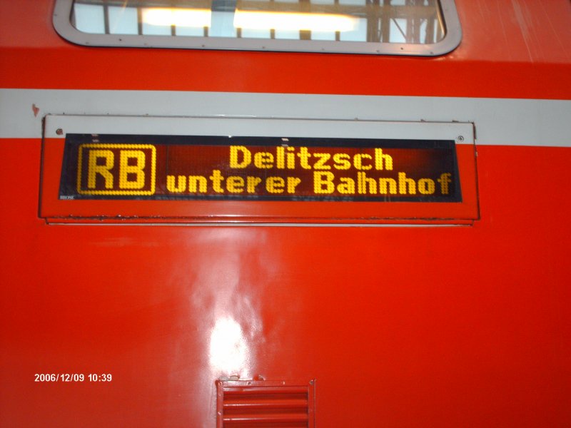 Der Zugzielanzeiger eines RB von Leipzig Hbf nach Delitzsch unt. Bhf..
