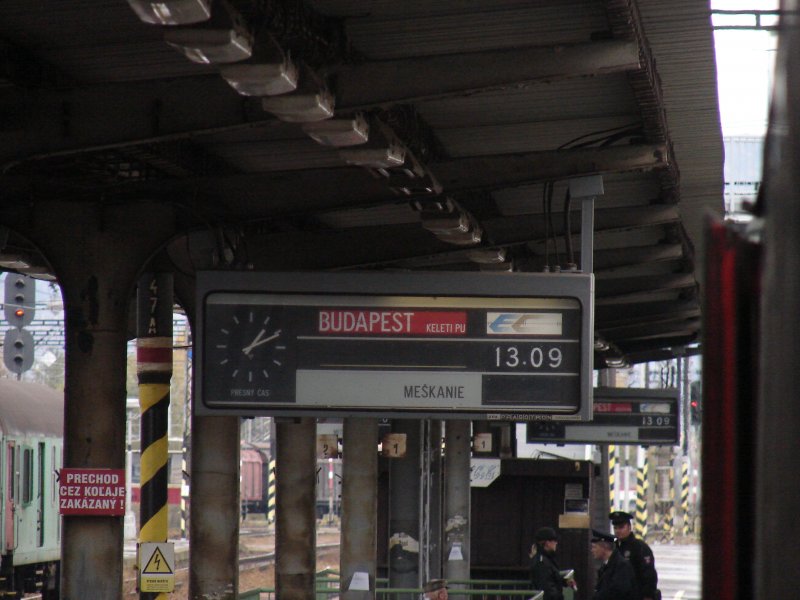 Der Zugzielanzeiger fr den EuroCity nach Budapest Keleti plyaudvar im Bahnhof trovo. Aufgenommen am 23.10.2007