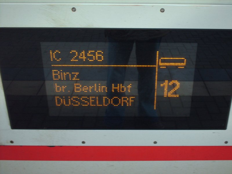 Der Zugzielanzeiger fr den InterCity 2456  Strelasund  von Binz nach Dsseldorf. Hier in Bitterfeld am 17.11.2006 hatte dieser IC planmig 13.41 Uhr Abfahrt.
