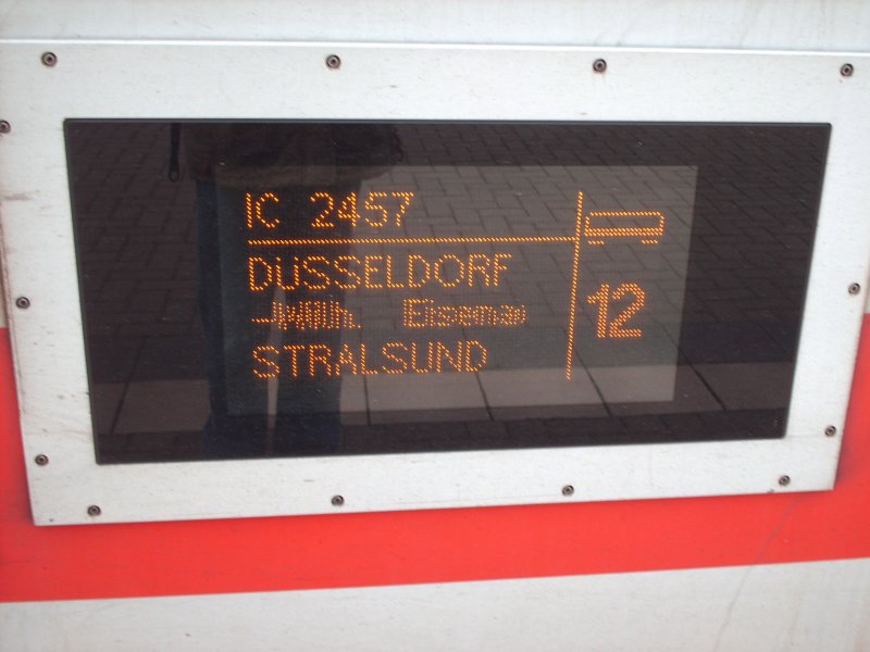 Der Zugzielanzeiger fr den InterCity 2457  Strelasund  von Dsseldorf nach Binz. Hier in Bitterfeld am 17.11.2006 hatte dieser IC planmig 14.20 Uhr Abfahrt.