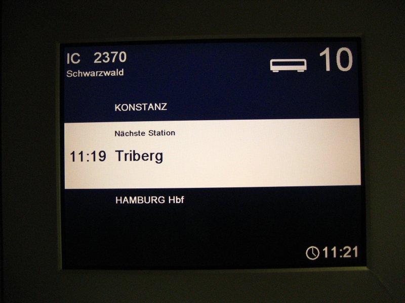 Der Zugzielanzeiger im IC 2370 Schwarzwald kurz vor Triberg.