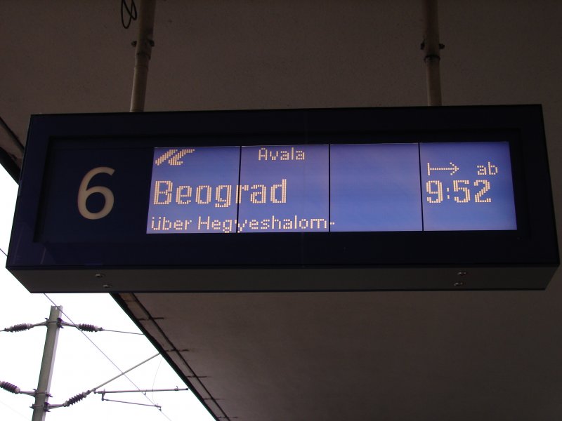 Der Zugzielanzeiger in Wien Westbahnhof. Hier geschildert fr den InterCity 345  Avala  nach Belgrad/Beograd ber Hegyeshalom-Gyr,Budapest Keleti Pu und Novi Sad. Aufgenommen am 20.10.2007