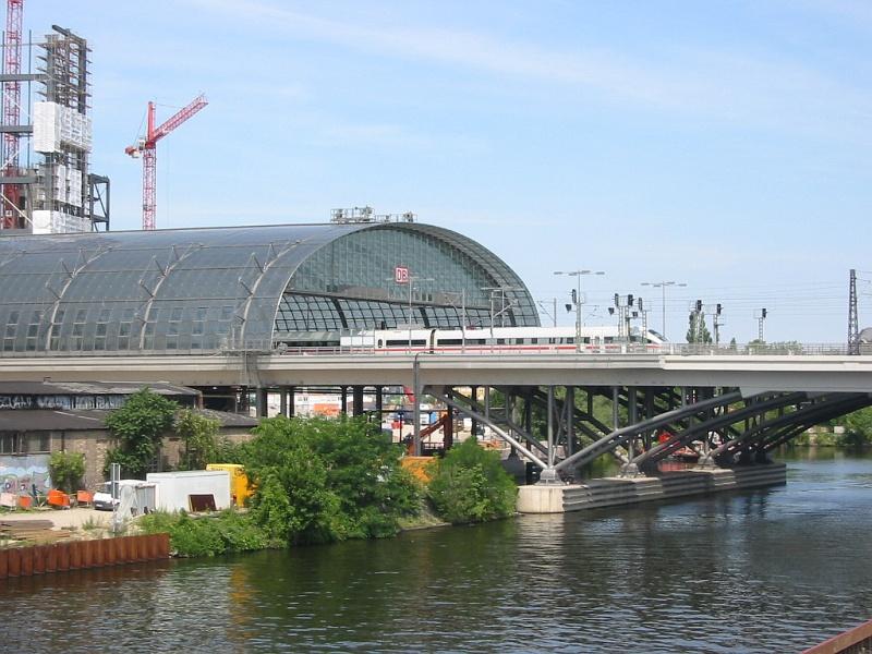 Der zuknftige Berliner Hauptbahnhof am 13.07.2005. Im Bild der stliche Teil der Halle ber die in Ost-West-Richtung verlaufenden Stadtbahn.